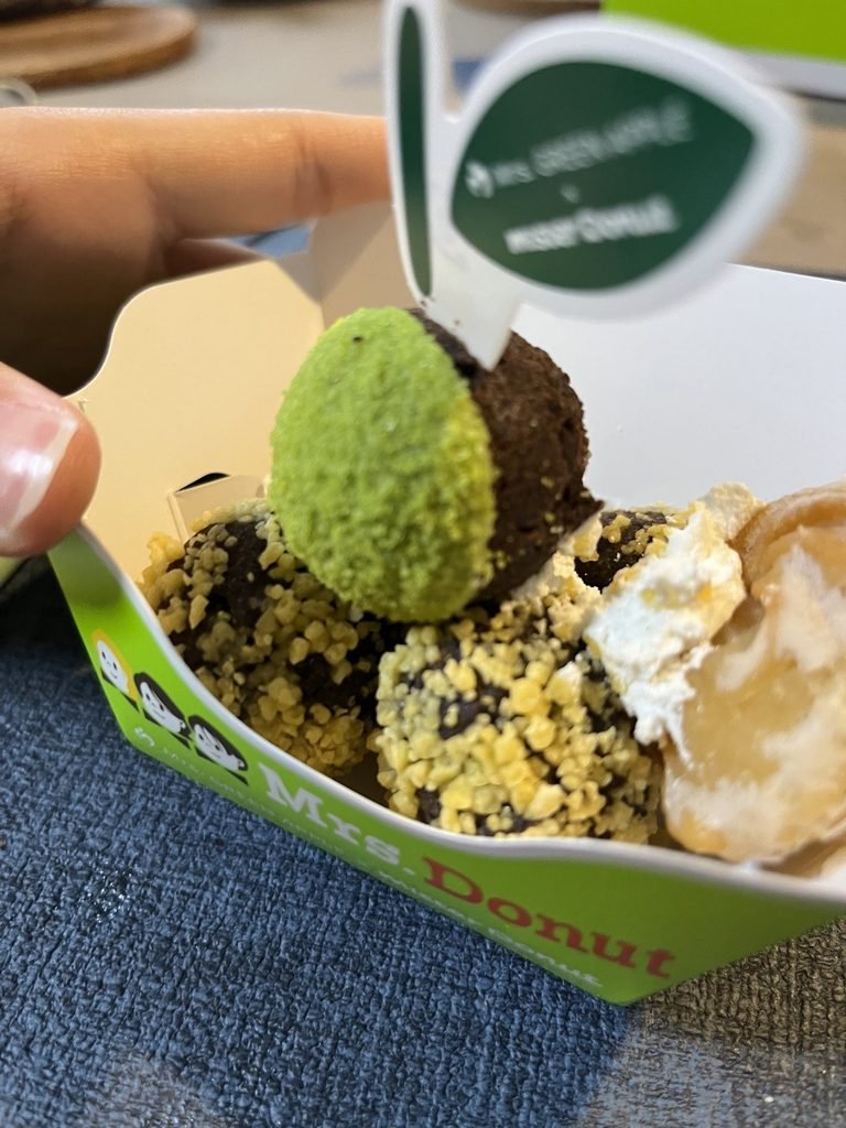Mrs. Donutのロゴが入ったミスドのコラボ限定ボックスとピック