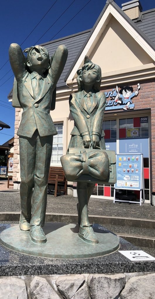 コナンの家 米花商店街前の新一と蘭のブロンズ像「はじまりの瞬間」