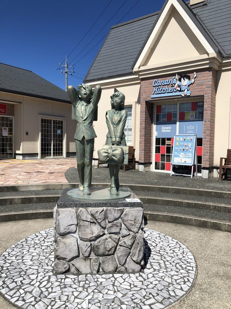 鳥取県北栄町 新一と蘭のブロンズ像「はじまりの瞬間」と台座