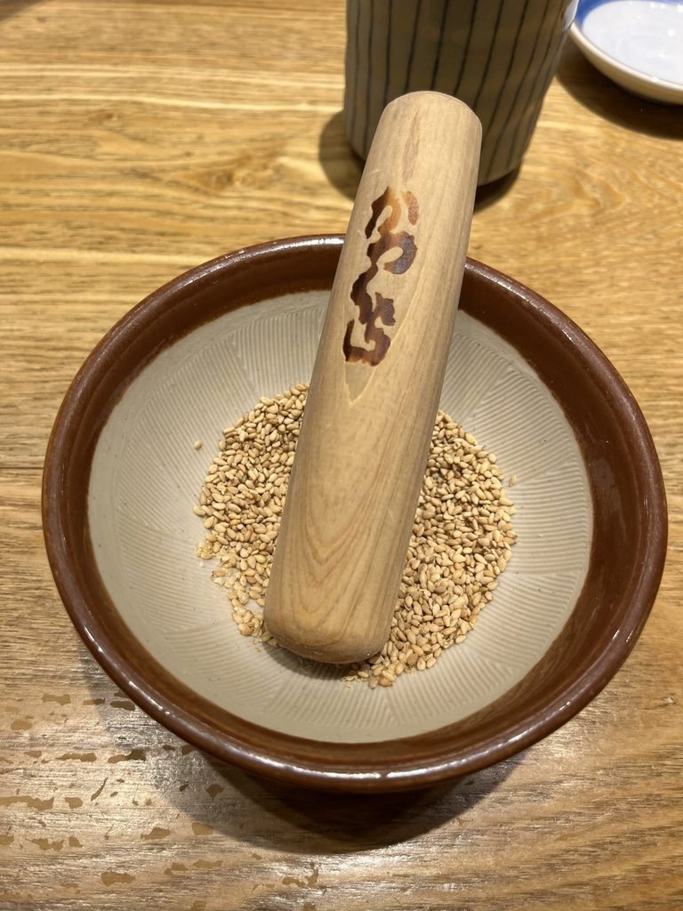 とんかつかつくらのすり鉢とごま