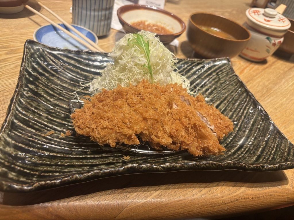 かつくらのとんかつとせん切りキャベツ