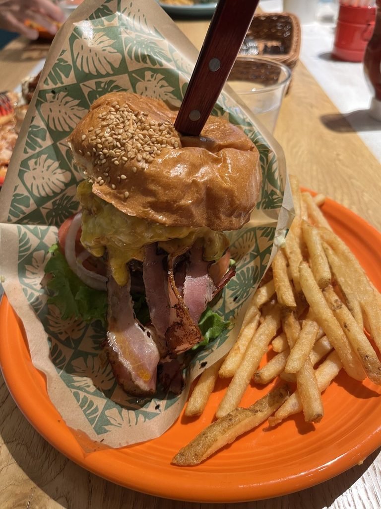 コナズ珈琲 西荻窪店のナイフが刺さったハンバーガーとポテト