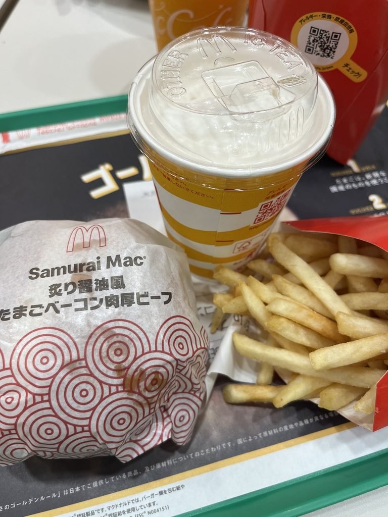 成田空港のマクドナルドで食べた炙り醤油風 たまごベーコン肉厚ビーフ