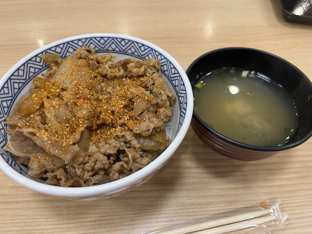 成田空港の吉野家で食べた牛丼とみそ汁